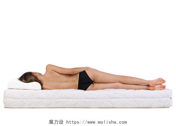 一个女人躺在床垫上骨科的床垫